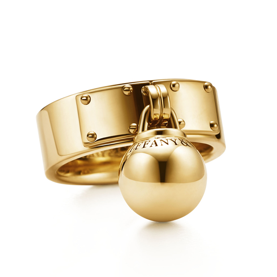 Tiffany Hard Wear系列,懸掛球形18K金戒指,68,000元。